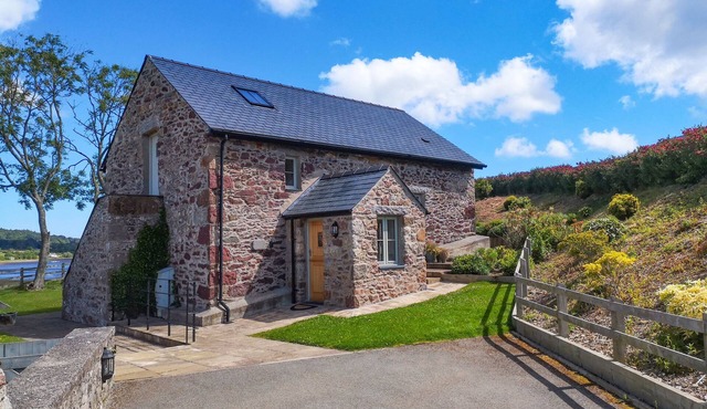 ESTUARY COTTAGE, pet friendly, country holiday cottage in Moelfre