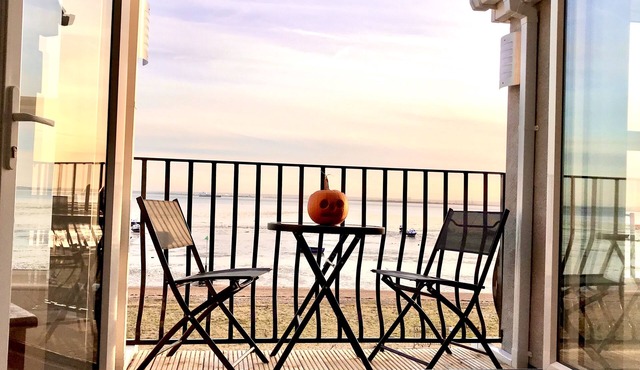 Estuary Views Penthouse 🖤 Beachfront with Parking