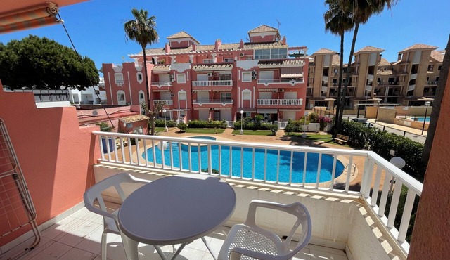 Estudio ideal para parejas con vistas a la piscina en Jazmines