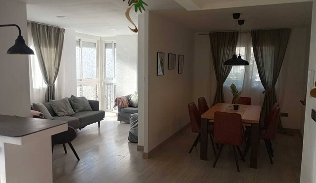 Estupendo Apartamento de 3 Dormitorios Dobles y 2 Cuartos de Baño Completos