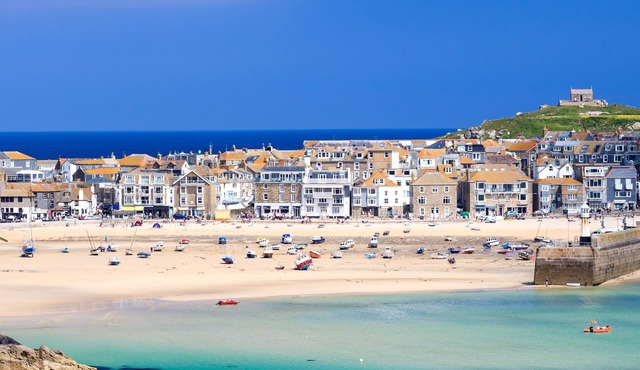 Estura is a spacious and modern detached house set within the lovely area of Salting’s Reach just on