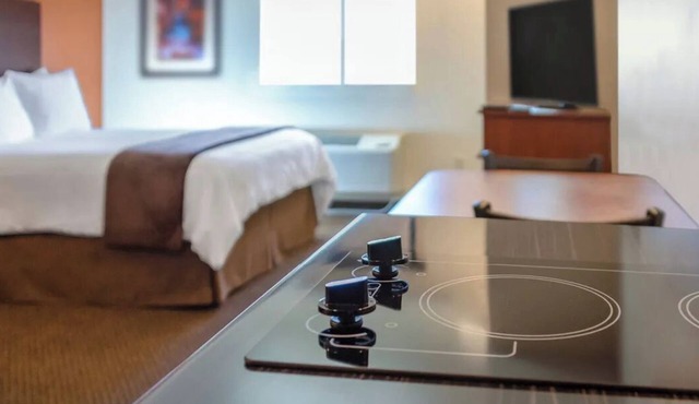 et-Friendly Hotel with Kitchens Near Overland Park Arboretum Trails