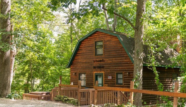 Ethan's Retreat: Cozy cabin getaway w/hot tub, private & pet-friendly!