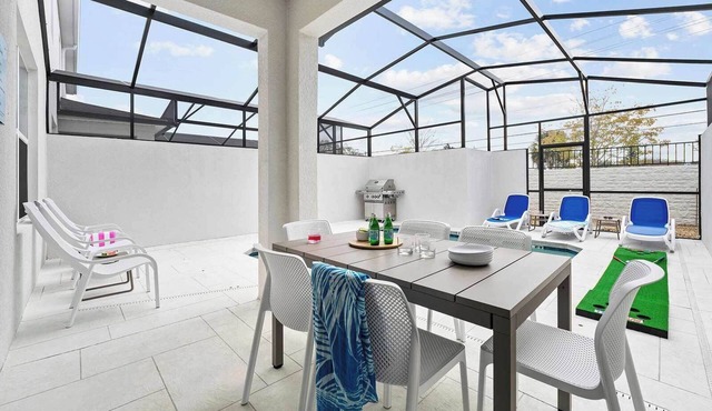 Ethan’s Escape | Cozy, chic retreat w/island theme BR, pool - next to Universal