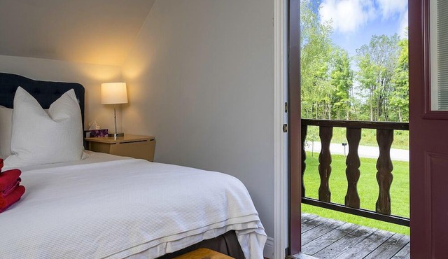 Etherington Cottage · 5 Acre-Scotch Mtn, Beautiful 5 Bedroom Log Cottage