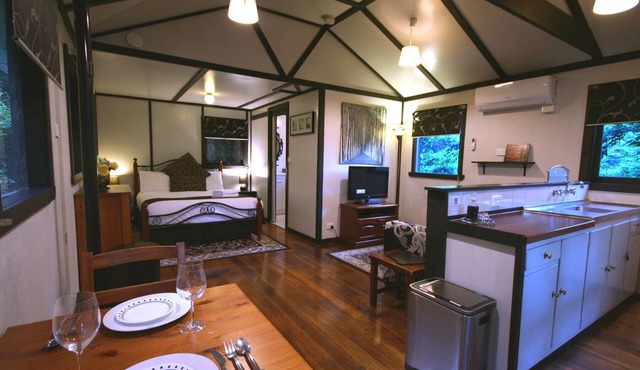 Etna Cottage - lovely, private, corner spa bath