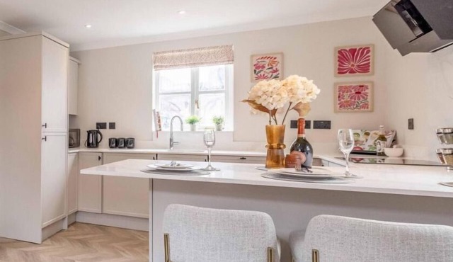 Eton Bridge Apt- Walk Sights- Parking By Tempstay