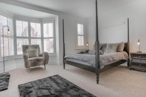 Eton House coastal villa with great outside space