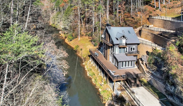 Etowah Riverhouse - Grand Riverfront Home w/5 BRs and 4 BAs! Dog-friendly