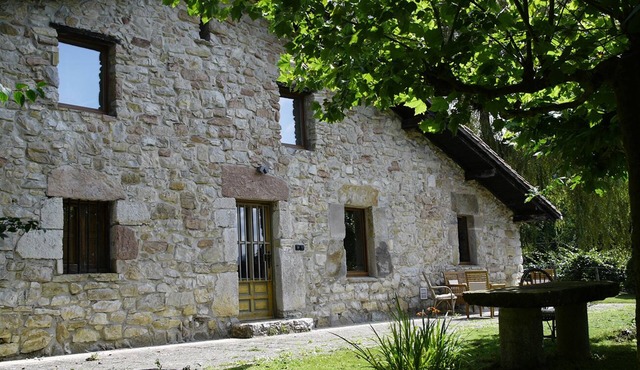 Etxetxobarri, independent farmhouse with views of the Anboto ridge.
