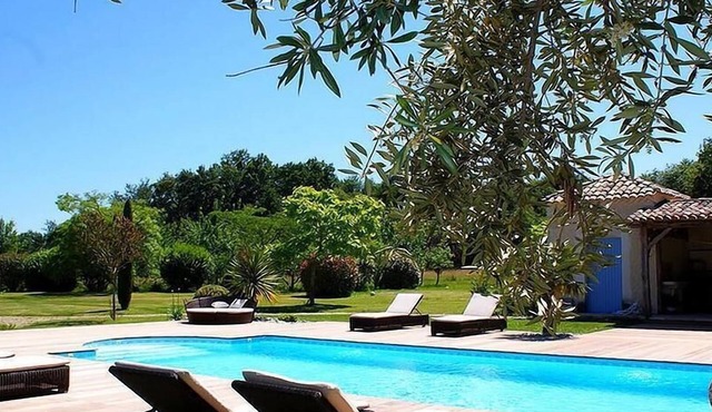 EUCALYPTUS Gîte - 100 m2 - 4 people - Private access, parking and garden. Estate with swimming pool and private park Discreetly adjoining the Gîte Cyprès with private garden, terrace and parking.