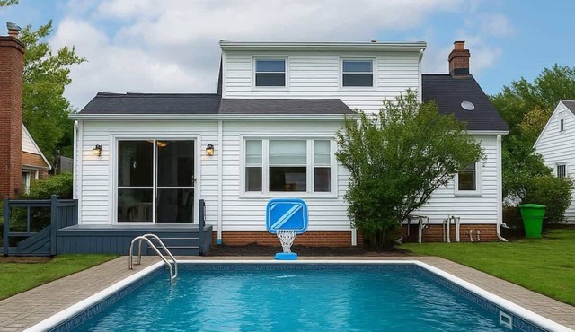 Euclid Escape - Poolside Bliss with Hot Tub