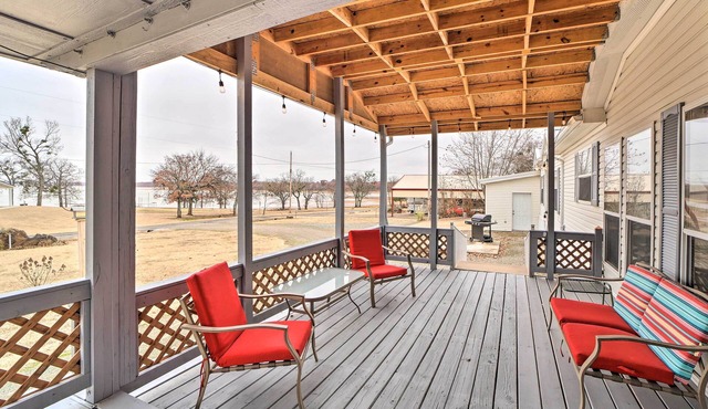 Eufaula Escape w/Deck - Steps to Lake!
