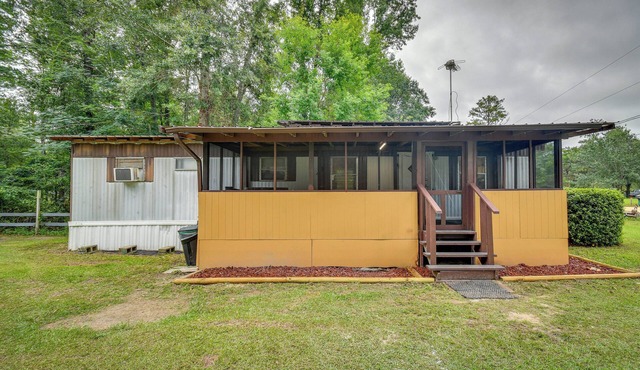 Eufaula Retreat: Community Pool & Screened Porch!