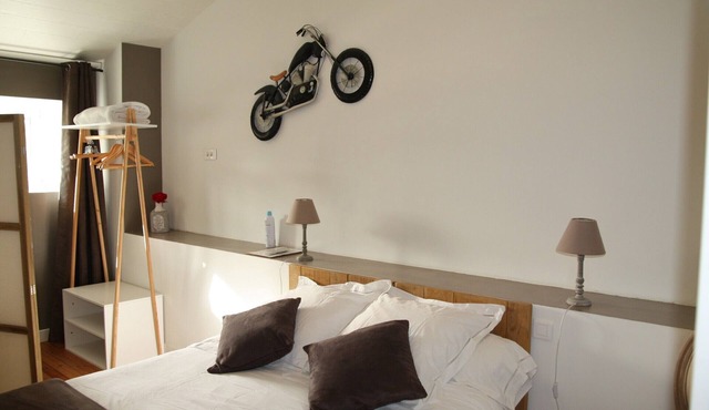Eugénie - Aux Charmes d’Antan Guest Room with Shared Pool, Terrace & Wi-Fi