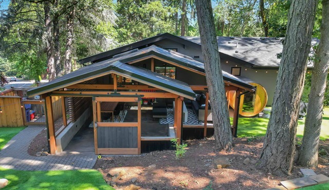 Eugene Evergreen Escape by Les Chalets Stays is a fully renovated home perfect for families! Game room, play house, sauna, outdoor entertaining space and huge back yard.