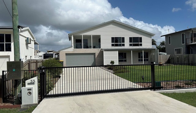 Eureka@BurnettHeads Sleeps 6 + 2 . Pet friendly fenced yard