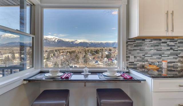 Eureka Getaway w/Hot Tub & Mountain Views!