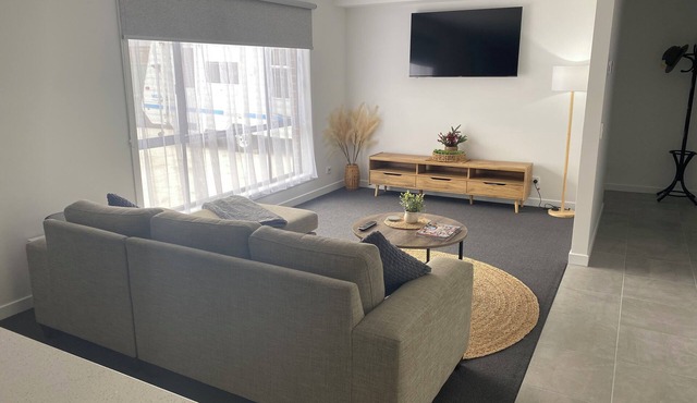 EUREKA GOLD STAYS 2 BEDROOMS & 2 BATHROOMS . WENDOUREE BALLARAT . NO PETS