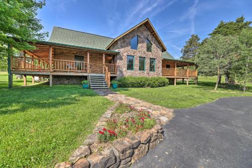 Eureka Springs Area Cabin w/Deck + 7 Acres!