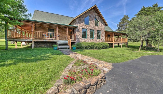 Eureka Springs Area Cabin w/Deck + 7 Acres!