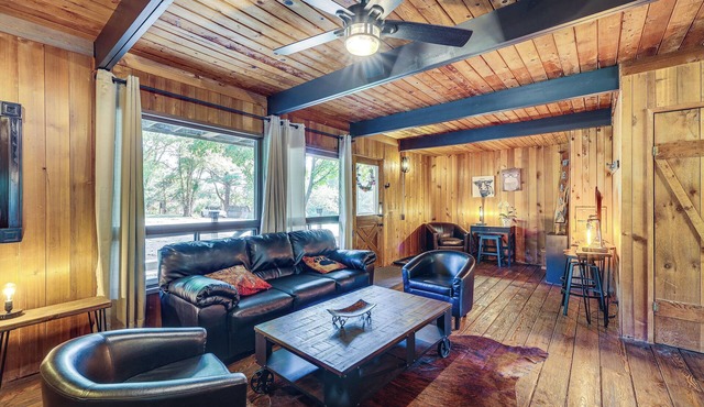 Eureka Springs Rental Cabin 8 Mi to Downtown!