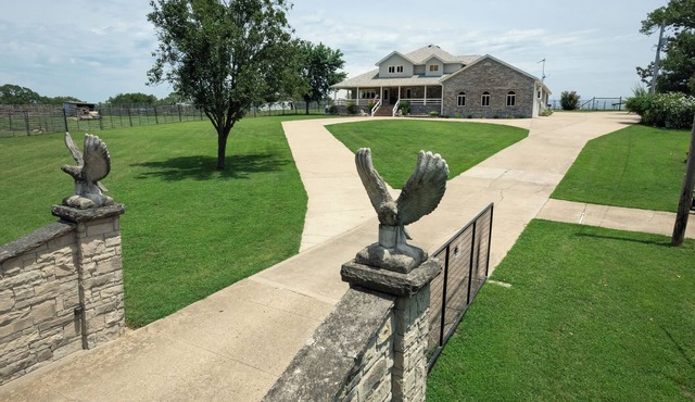 Eureka Springs Safari Park House, huge pool, Sleeps 11 on 4 acres