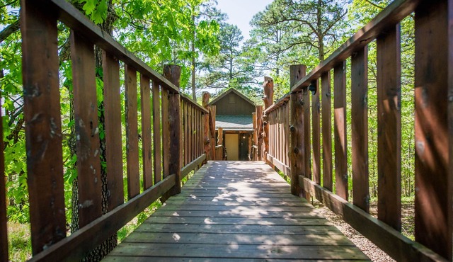 Eureka Springs Treehouses, Hobbit Caves & Castles