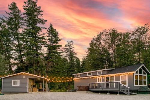 Eureka Tiny Home w/Hot Tub & Community Beach!