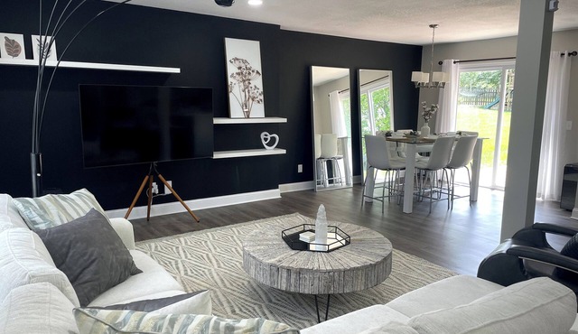 Euro 3King-Modern4Bdrm, Sleeps12-5 private spaces