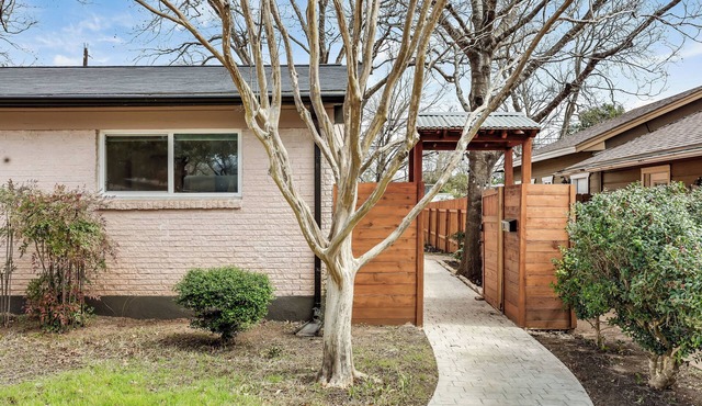 Euro-inspired 1-br cottage with AC, w/d, private fenced yard in central Austin