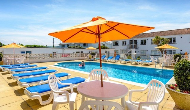 EUROPA COURT - MAWGAN PORTH BUNGALOW -BEACH LOCATION, Swimming pool/ Tennis