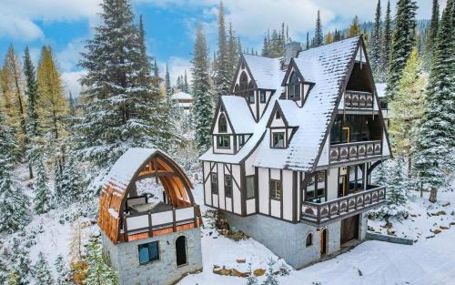 European Schweitzer Mountain Chalet with Hot tub