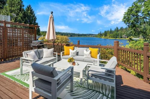 European White Castle on Lake Desire Private Dock