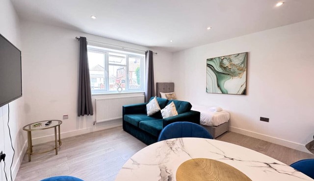 EV Charge -Free Parking-5 Mins to Heathrow Airport