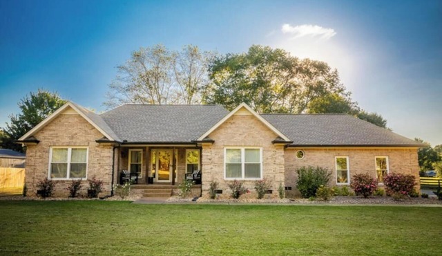 EV charger, Arcade, 1.7 acres, sleeps 8; 2 kings and 2 queens, 35 mins Nashville