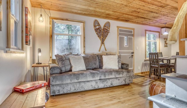 EV Charger, Huge Fenced Yard, Cozy with Modern Comforts, Last Minute Jan Deals