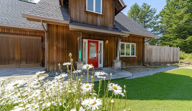 EV charger, pet friendly, large ocean view deck, close to beaches, sleeps 8