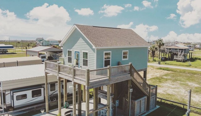 EV charger, stylish 1bdrm beach cottage sleeps 4, quiet walk to beach, fenced.