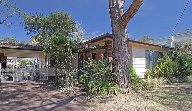 Evan's Retreat, 5 Sandy Point Road - cottage across the road from Sandy Point Beach