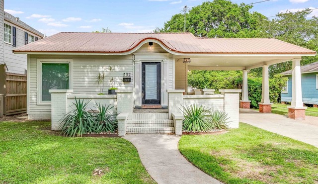 Evangeline House! Beautifully remodeled & Super Close to Downtown