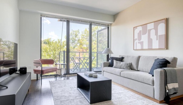 Evanston 1BR w Pool Gym nr Nwestern CHI-702