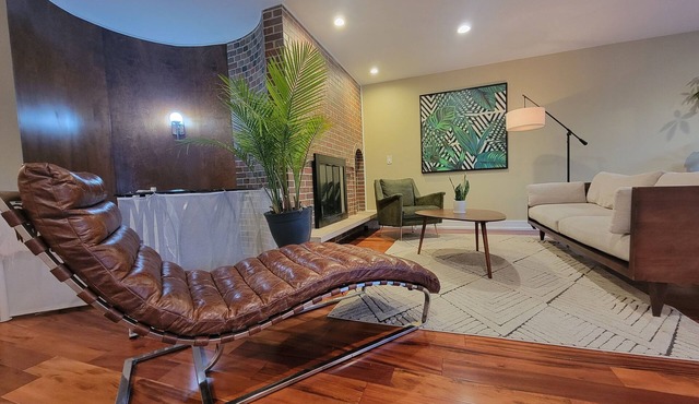 EVANSTON whole building, 2 units combined sleeps 12, 5 bed 5 bath