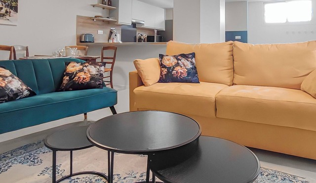 Evasion d'Affaire, très Chic! Near Paris, Parking