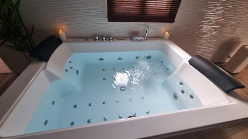 Evasion Romantique love room jacuzzi jardin privé proche Paris