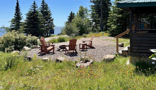 Eve's Place Lakeside Cabin 2: Pet Friendly!