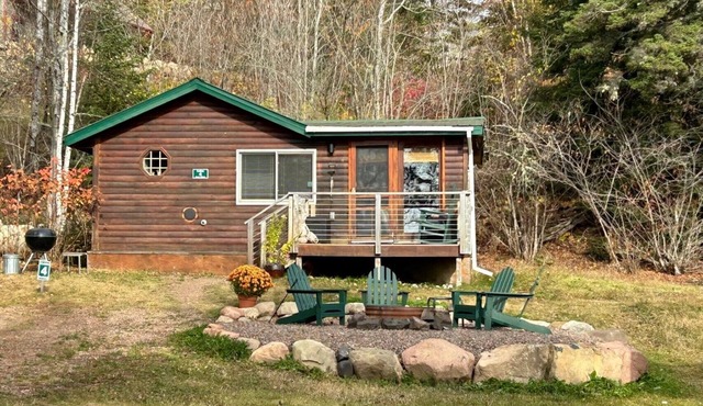 Eve's Place Lakeside Cabin 4: Pet Friendly!
