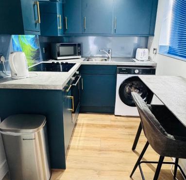 EVELYN - KENILWORTH STUDIO FLAT 30m2 - PRIVATE PARKING