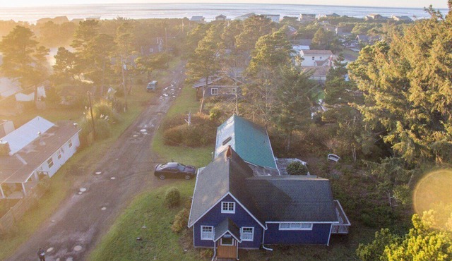 Evelyn's End - Classic, comfortable near beach!