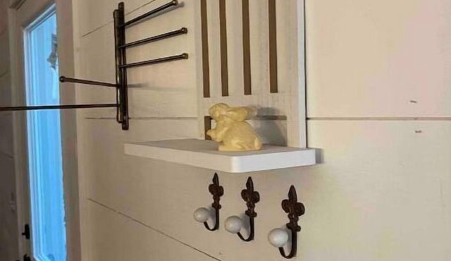 Evelyn's Flight, Verona, KY Farmhouse In between Ark & Creation Museum